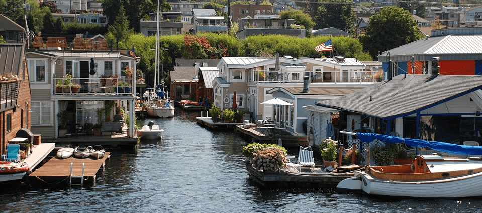 live in a houseboat